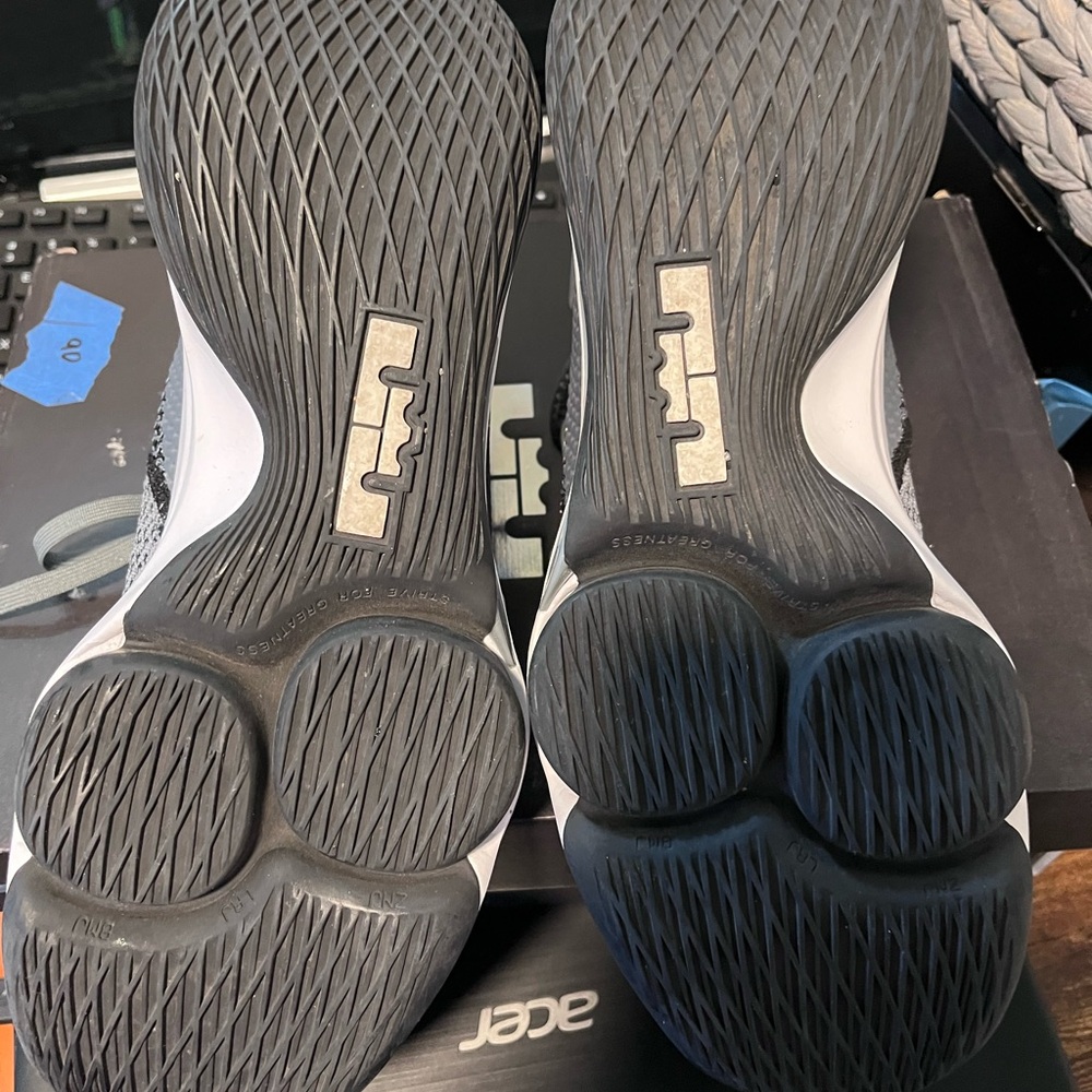 Lebron Witness IV TB Men's Size 9 - Picture 4 of 7